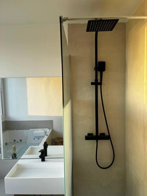 « Body » - Jacuzzi Privatif Appartement Créteil